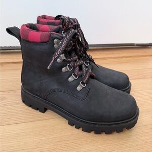 Roots lace up hiking boots Limited addition black red size 7.5 ankle shoes